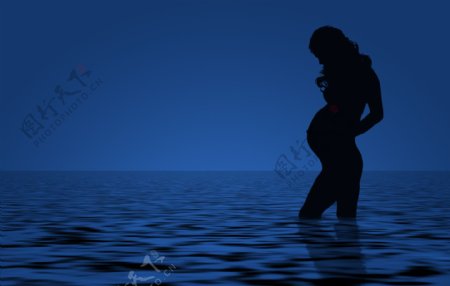 水中孕妇图片