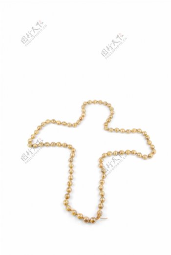 十字架上的白色珍珠项链