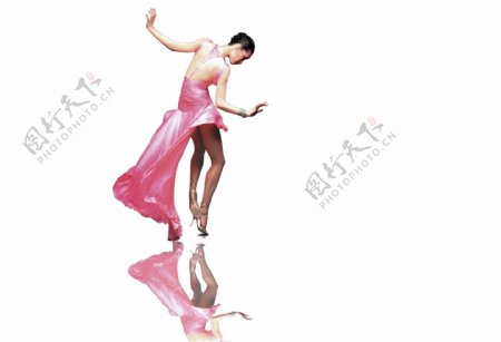 跳舞的女人性感粉色衣服