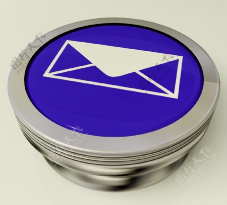 金属的电子邮件图标按钮通过互联网发送消息