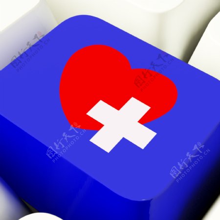 心脏和横在蓝色显示紧急援助的电脑钥匙