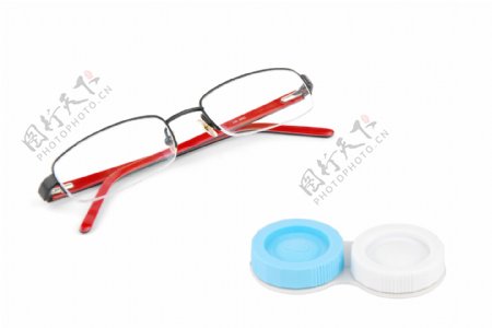 眼镜和隐形眼镜盒白