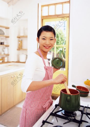 美女在厨房做饭图片