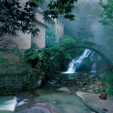 风景摄影瀑布寺庙图片