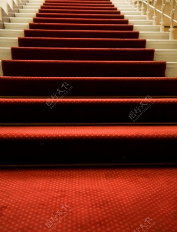 铺红地毯的楼梯图片素材