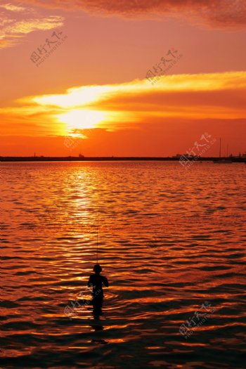 钓鱼的人在日落