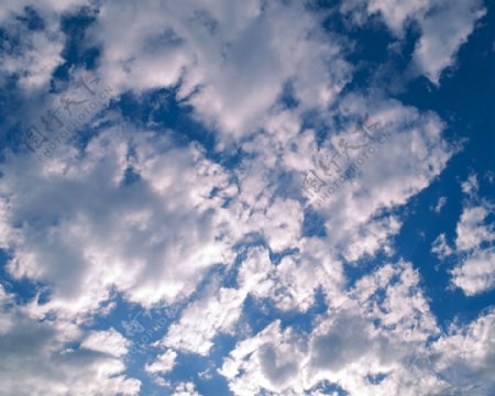 蓝色天空的图片