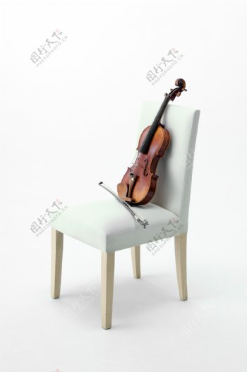 椅子上的小提琴图片