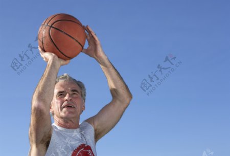 老爷爷打篮球图片