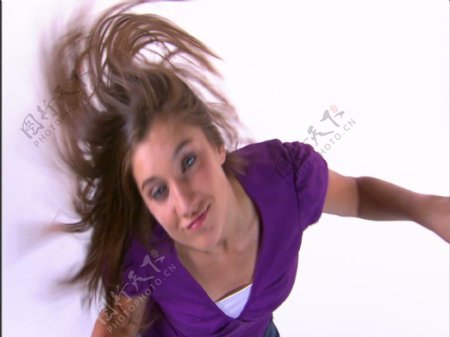 女孩在紫色的衬衫和牛仔裤39股票视频跳舞视频免费下载