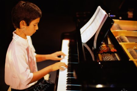 弹钢琴的男孩图片