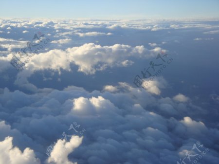 在直升机上看到的云