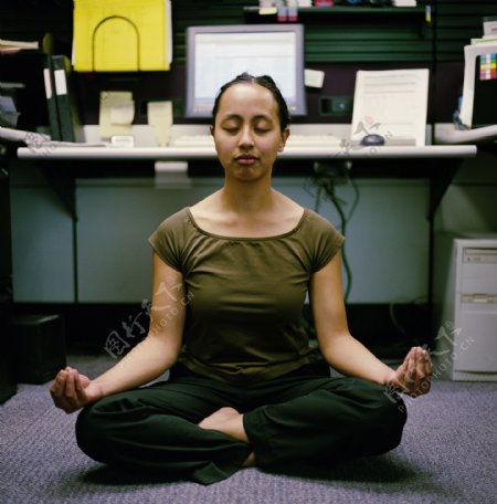 炼瑜伽职场女性图片