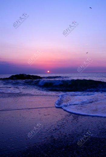 夕阳海浪图片