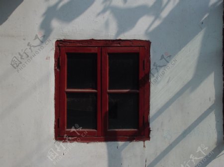 白墙上的红窗户