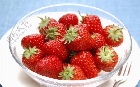 玻璃碗盛装草莓