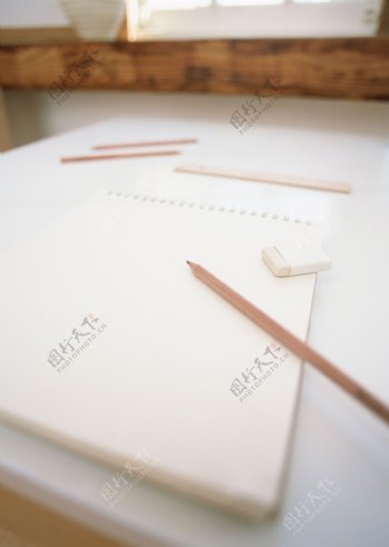橡皮铅笔作业本图片