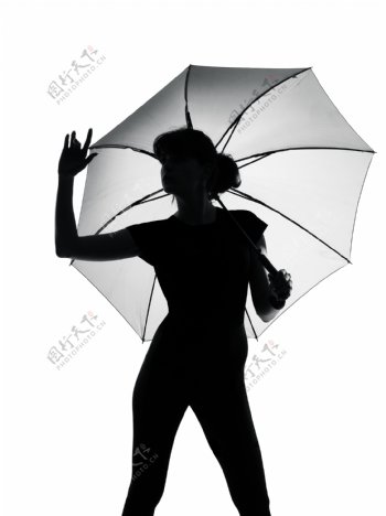 美女拿伞剪影图片