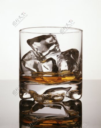 威士忌加冰图片