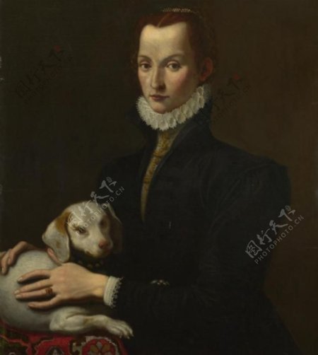 一个女士带着一只狗图片