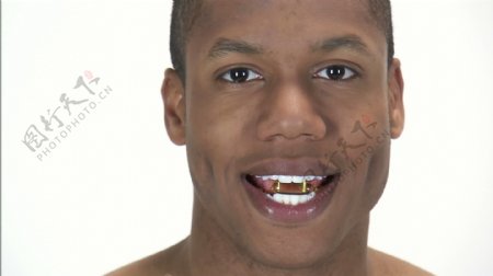 黑人拿着药丸他的牙齿2股票视频之间的镜头