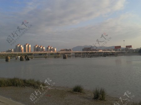 早晨阳光下的顺济新桥图片