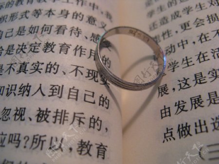 戒指与书图片