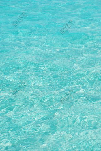 来自马尔代夫的蓝色和透明的海水