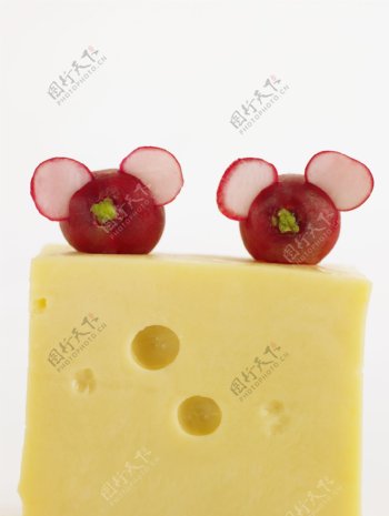 奶酪上的摆成米奇状的红色水果高清下载