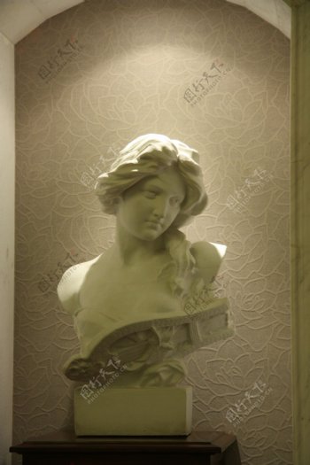 欧式女性雕塑图片