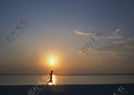 海边海滩夕阳黄昏傍晚美景行人散步游客