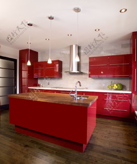 高清艳红橱柜开放式厨房装修图