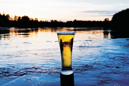 河边的啤酒图片