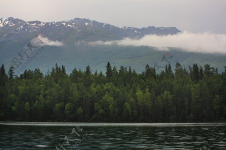 新疆旅游喀纳斯湖雨后湖面远山