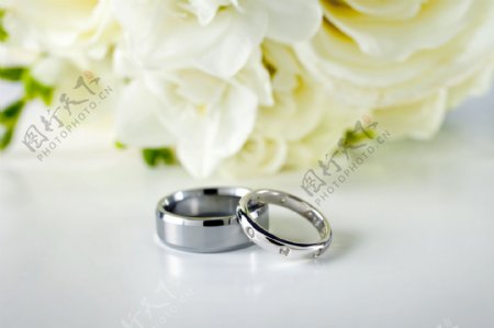 浪漫结婚戒指图片