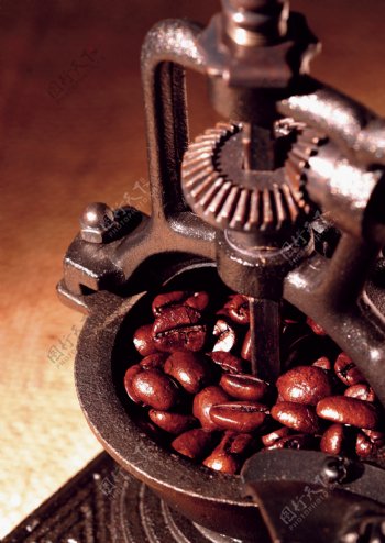咖啡豆和古老的机器