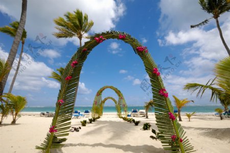沙滩婚礼的拱门图片