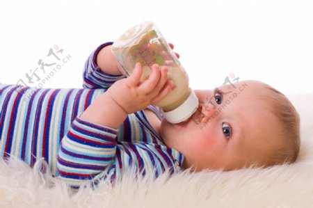 婴儿喝牛奶图片