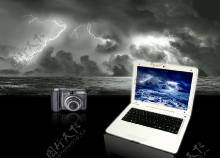 白色电脑与雷雨交加的海面图片