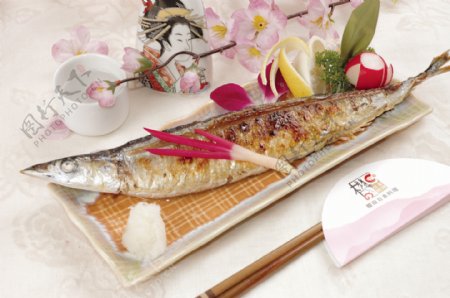 日本料理盐烤秋刀鱼