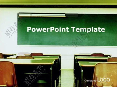 课堂里的黑板书桌PPT模板