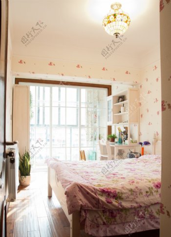 粉色简单卧室