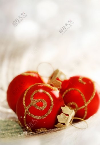 红色圣诞球背景图片