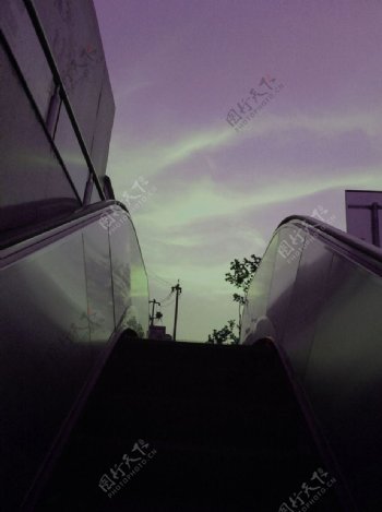地铁楼梯出口图片