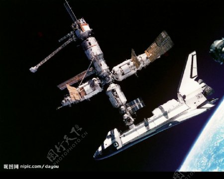 航天飞机亚特兰蒂斯与和平号空间站对接图片