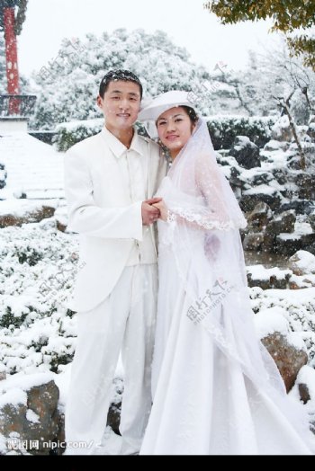 新郎新娘雪景婚纱照图片