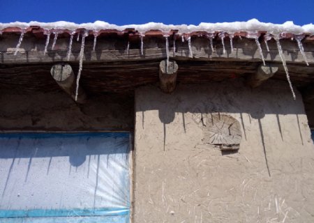农村老屋房檐下的冰溜子图片