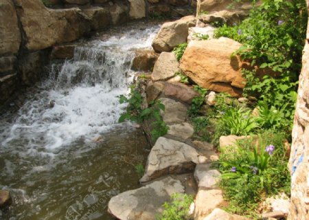 山石溪水图片