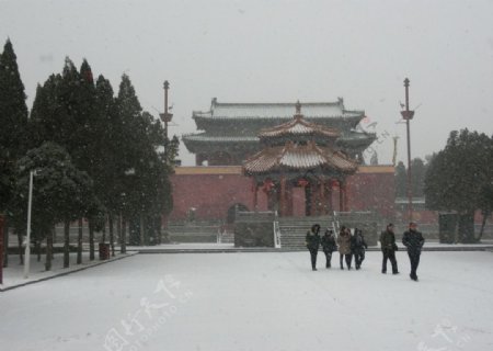 登封中岳庙雪景图片