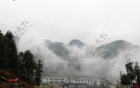 山里雨雾图片